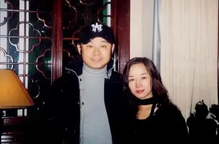 1991年，杨娜为了嫁给有钱的富商背叛刀郎，狠心抛弃40多天大的女儿，刀郎伤心欲