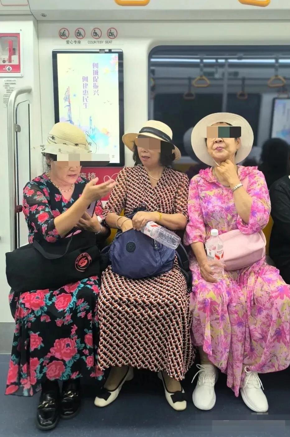 地铁上，偶遇三位大妈，她们像是提前商量好了似的，齐刷刷穿着连衣裙，头戴遮阳帽，一