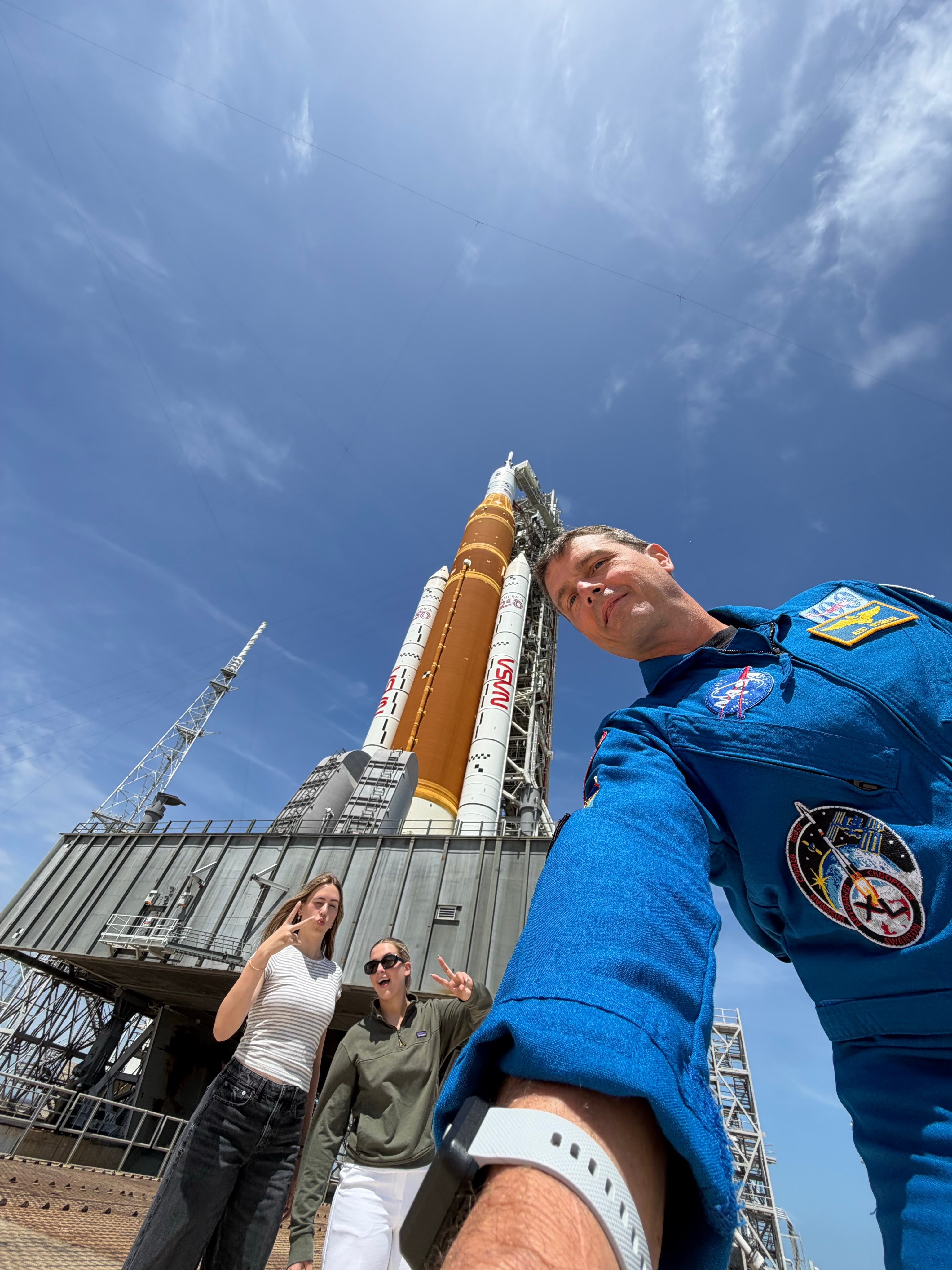 阿尔忒弥斯2号乘组指令长ReidWiseman在发射前，与爱人和女儿在太空发射