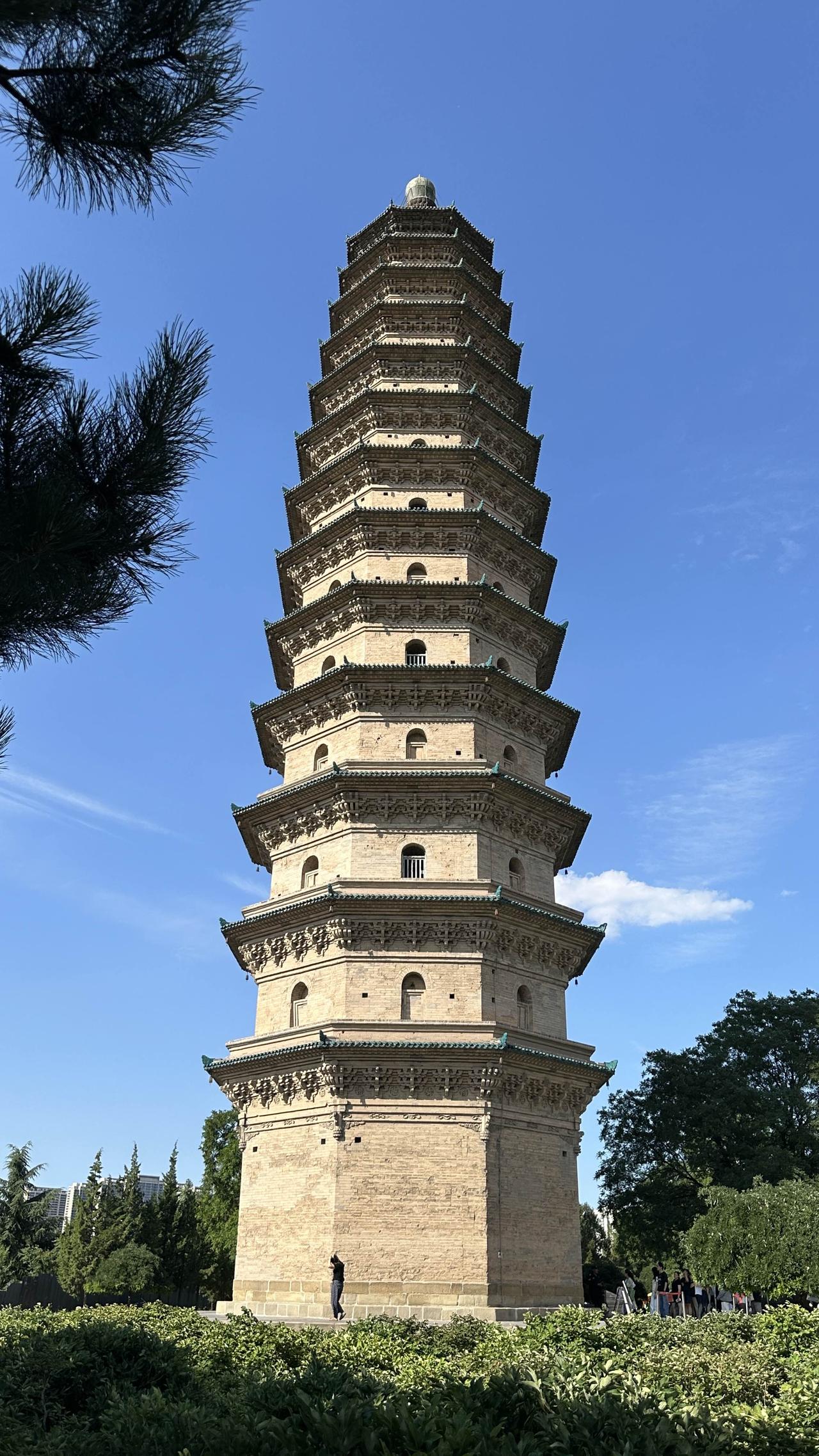 太原双塔寺美图壁纸～30元门票很值，可以排队登上一个文宣塔。随手拍一张你所在城市