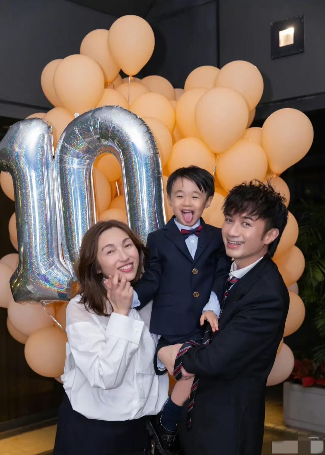 古巨基携妻子庆贺结婚10周年爸爸52岁，妈妈56岁，儿子4岁，妈妈陈韵晴着实伟