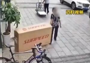 这个纸箱就放在私家车位旁的私人储物柜上，明晃晃印着主人的痕迹，可两位老人还是顺手