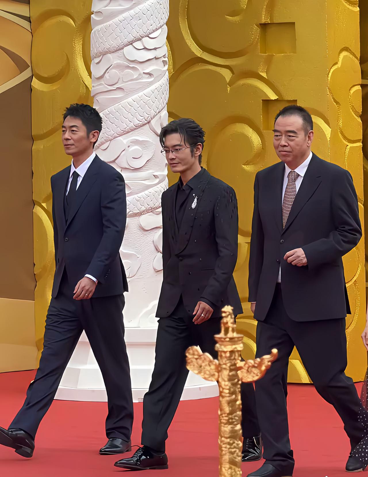 黄晓明和陈凯歌、朱亚文一起走红毯，三人统一步伐的样子，真的好帅啊。黄晓明在陈