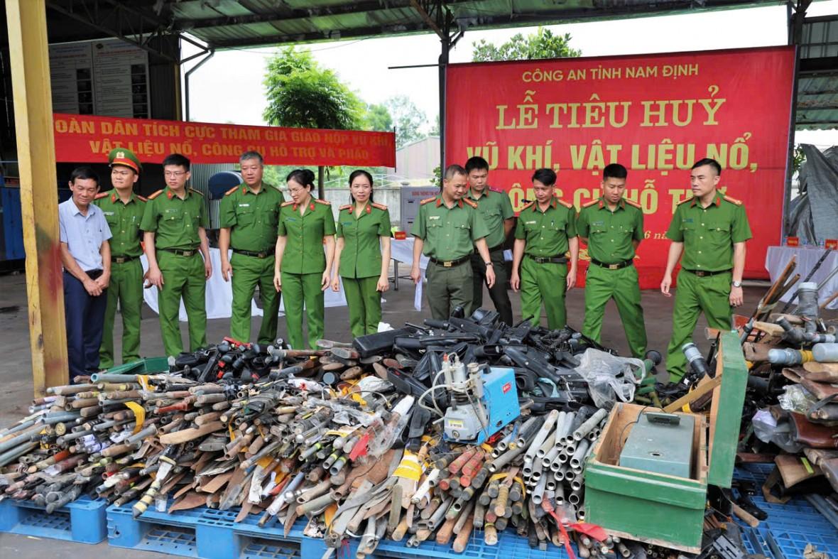 越南南定：销毁1,797件武器、爆炸物和工具