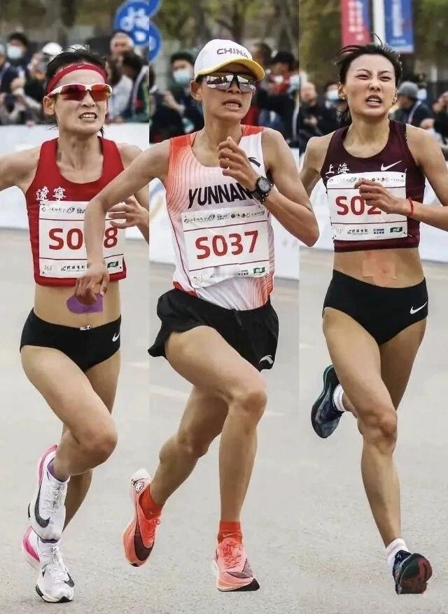 常有人问我：“跑马拉松不累吗？你图啥？”前30公里，靠训练和意志还能硬撑。