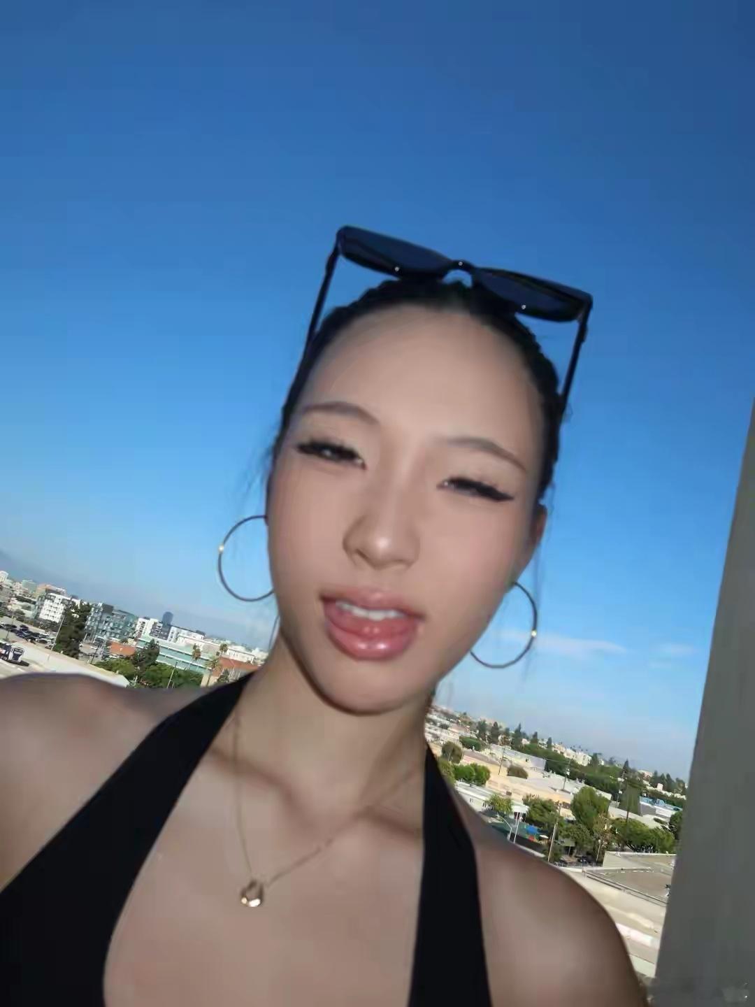 小S大女儿许曦文近照，真是长开了，有几分姨妈大S的气质​​​