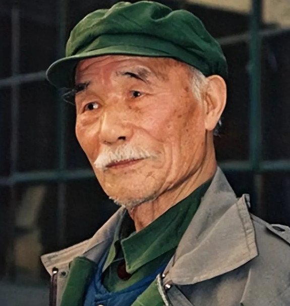 1978年，原华北军区副参谋长孙毅中将外出理发，理完发后感觉还太长，想要再短一点