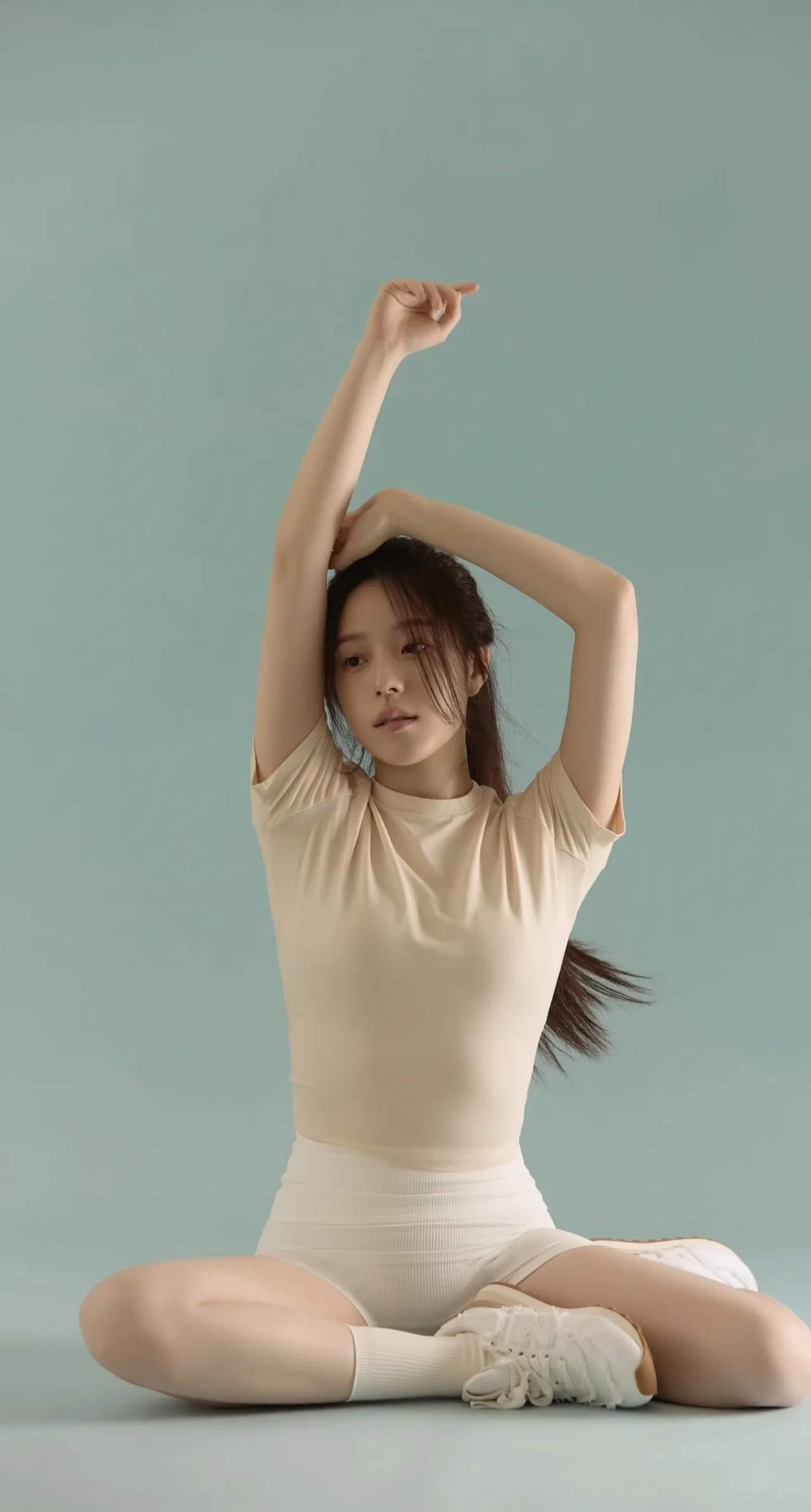 优雅芭蕾舞者，轻盈姿态，指尖轻触发梢，尽显柔美与优雅。