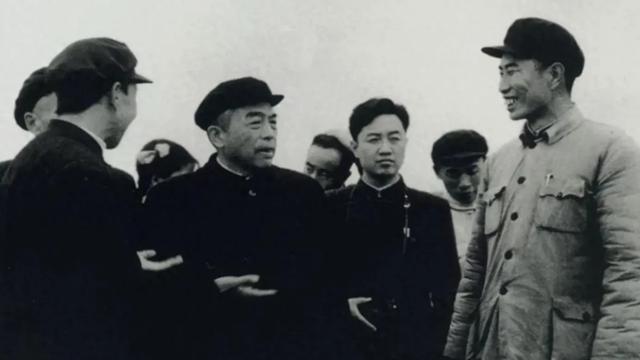 中央为何派景希珍和綦魁英迎回彭总骨灰，其背后原因让人温暖规格、人情、责任，三