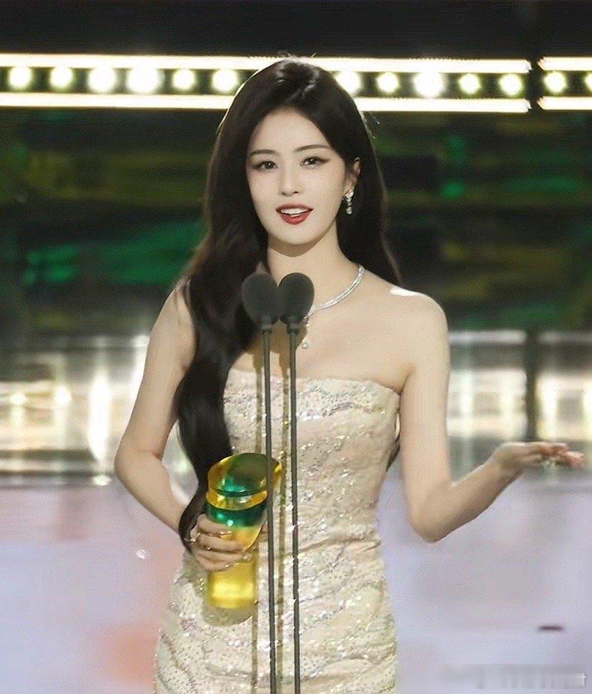 不夸张的说，白鹿的学历能惊掉你下巴！查了才知道，她初中毕业后上的是中专院校，五