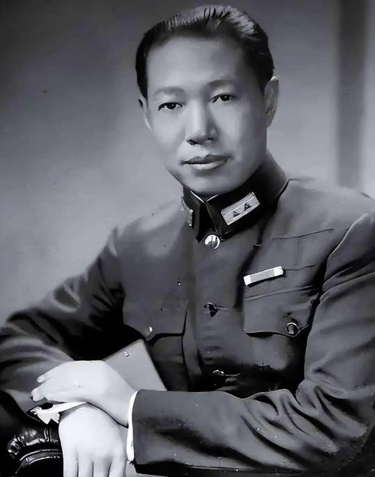 1954年，张群硬着头皮走进蒋介石办公室，低声说：