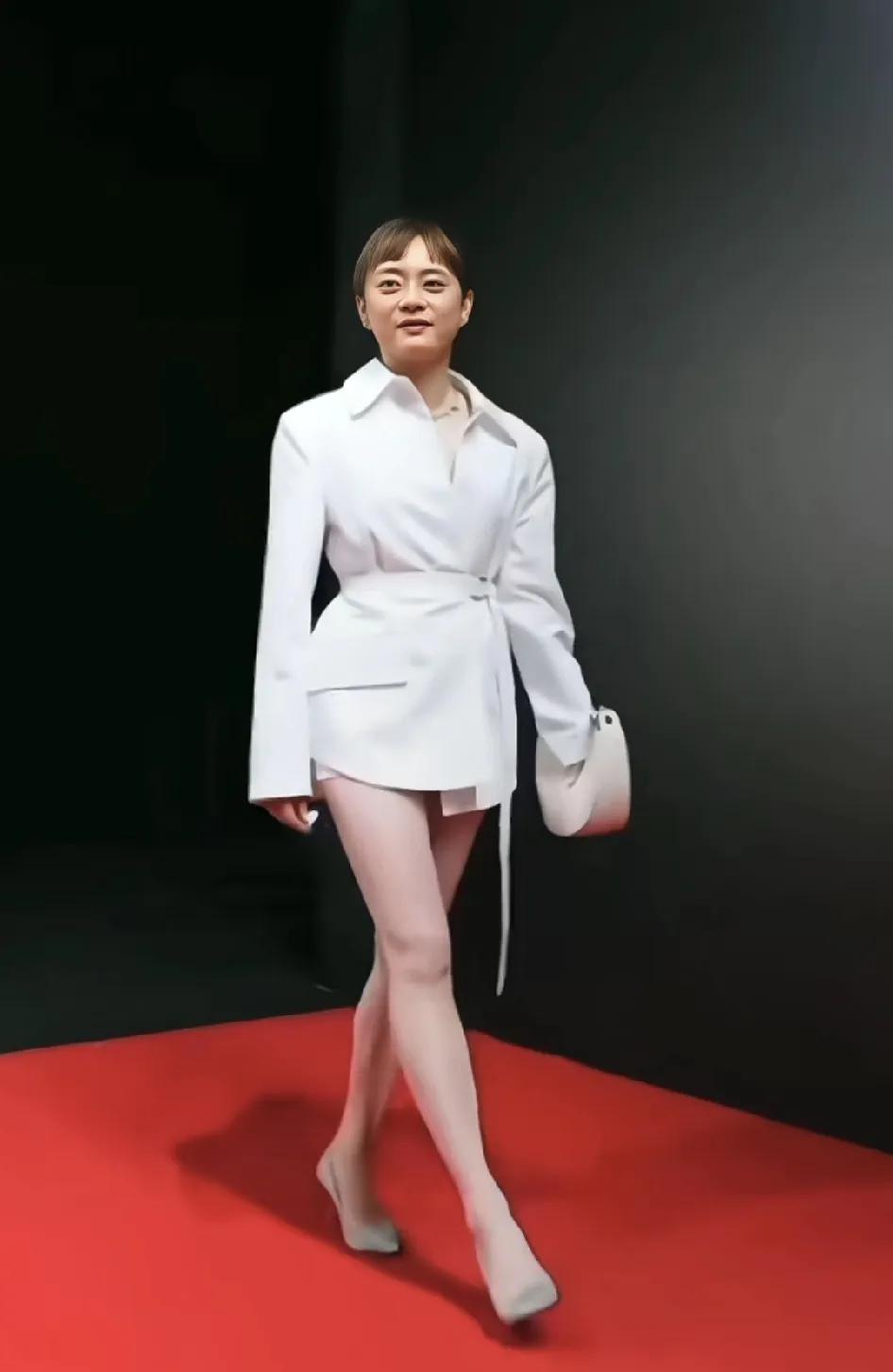 看到孙俪出来，我妈妈说，这就是夫妻像，孙俪越长越像邓超了，所以结婚一定要找个玉树