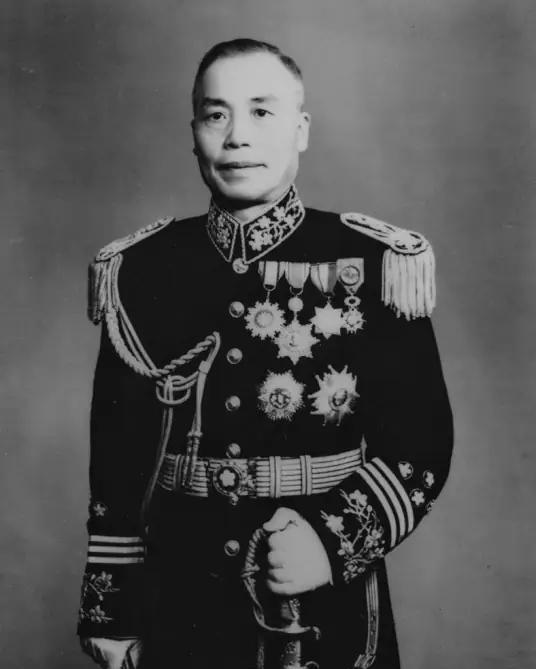 1969年，李宗仁躺在病床上，气息奄奄，他一把拉住年轻妻子胡友松的手，声音低到几