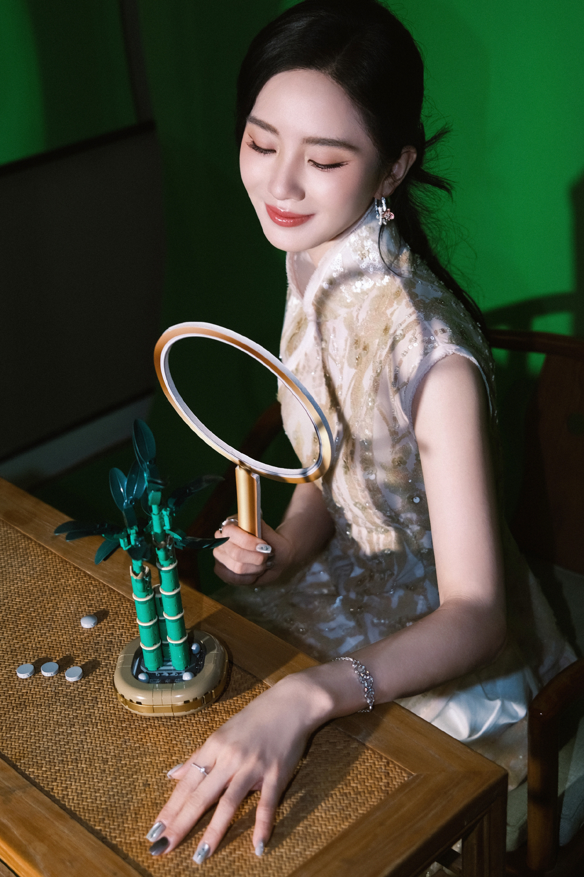 刘诗诗，淡粉旗袍，淡雅宜人。刘诗诗