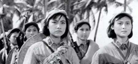 1937年，15岁漂亮女红军被敌人抓住，捆在行刑台，她挺胸抬头，闭上双眼。谁料，