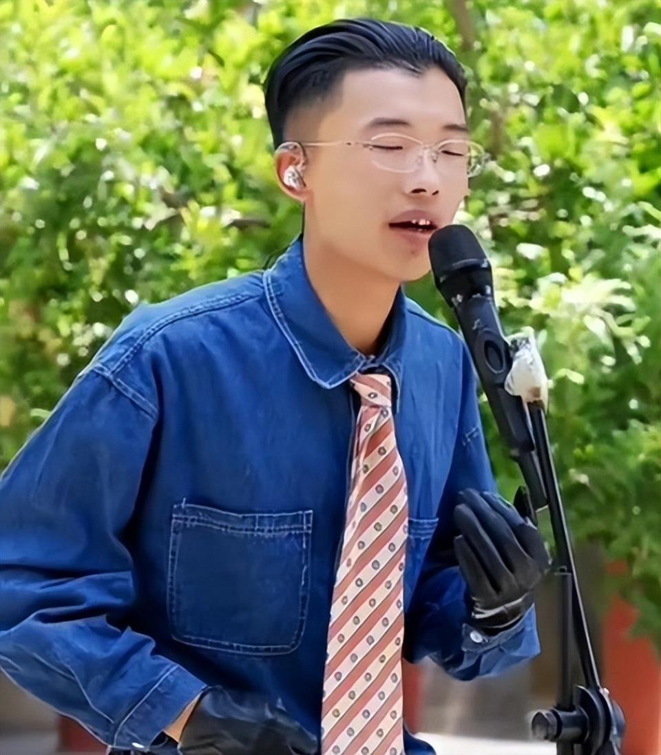 郭有才其实非常高明。眼看流量一天不如一天，放弃几十号人的团队，回归烧烤店，既可