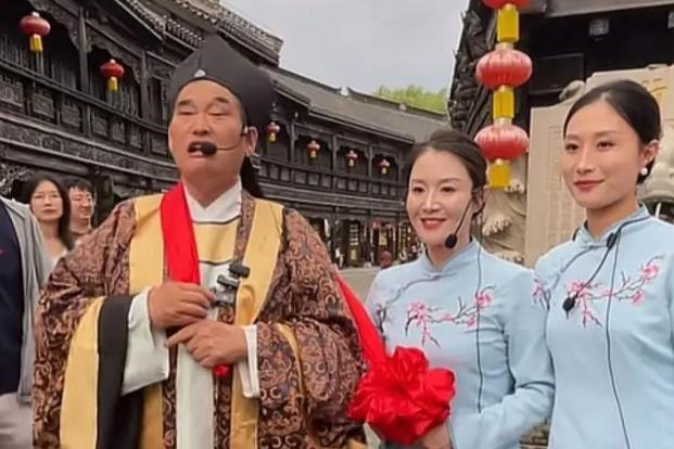 郭德纲前脚刚因改词被罚64万，朱之文后脚就在台儿庄身着古装唱起了同一首抗战经典歌