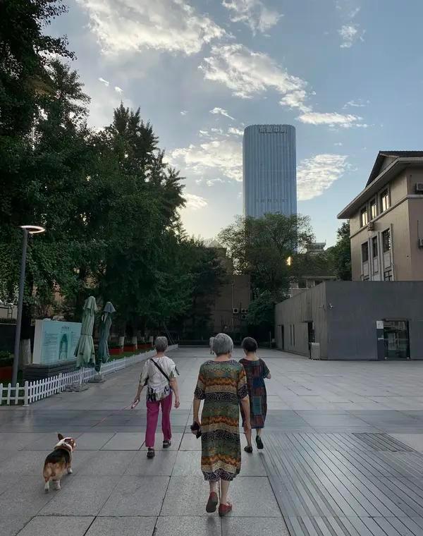 剖腹产刚下手术台，60岁的婆婆为了让儿媳多睡会儿，硬是扛下了通宵喂奶换尿布的活儿