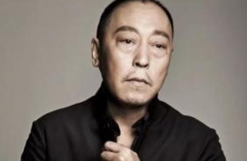 1983年筹拍《高山下的花环》时，谢晋导演亲自到中戏选角，结果他在操场上一眼就相