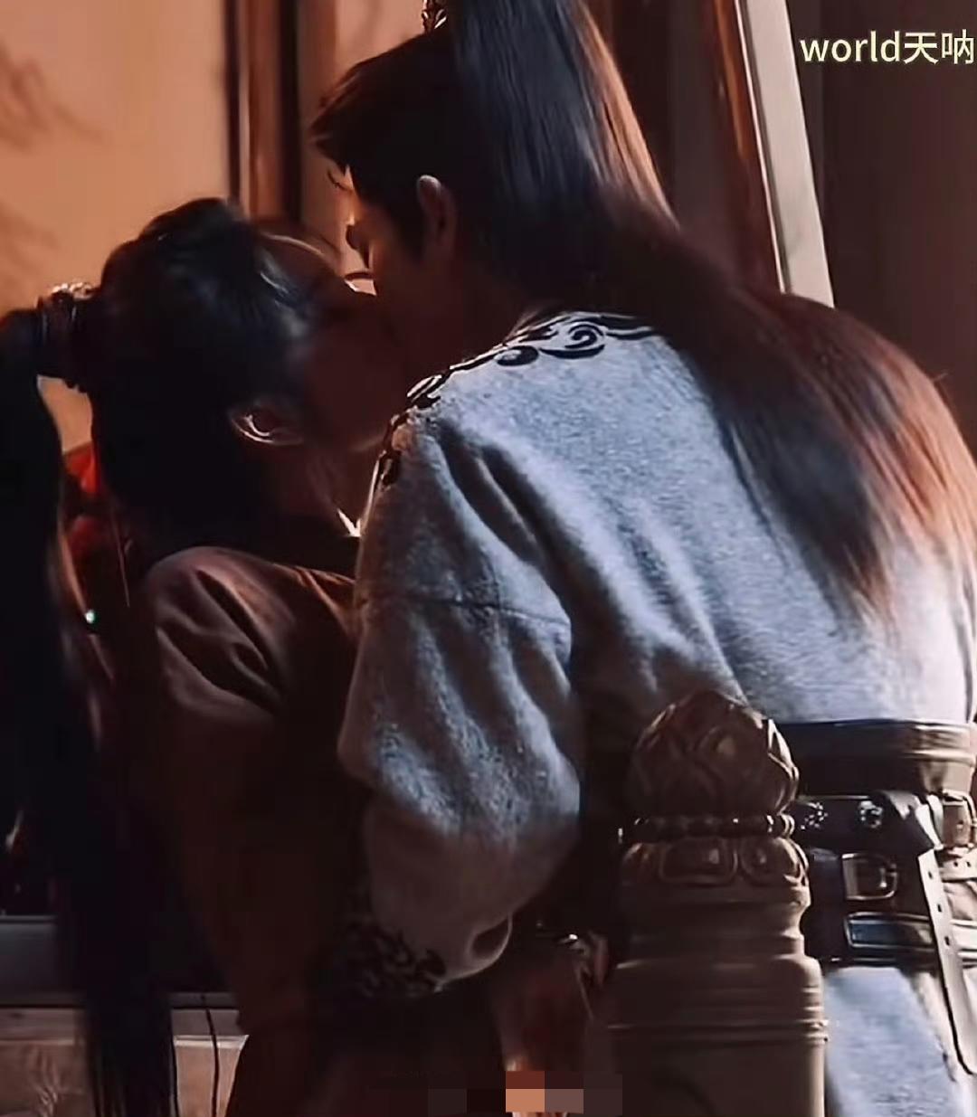 离婚感张凌赫和田曦薇走红毯时冷着脸，完全不看对方一眼，这是有什么仇什么怨啊？中间