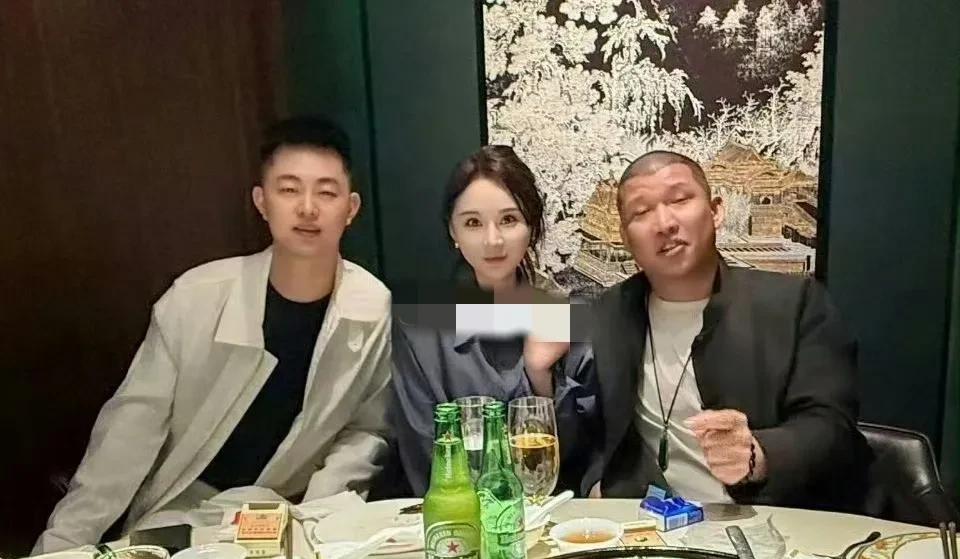被刘二狗徒弟单方面宣布分手的沈曼，到了杭州散心，发朋友圈晒与二驴、巴扎黑聚餐合照
