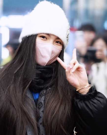 李湘女儿王诗龄回国，爸爸早早去接了。王诗龄又从英国回来了，是放假了，这次爸爸早