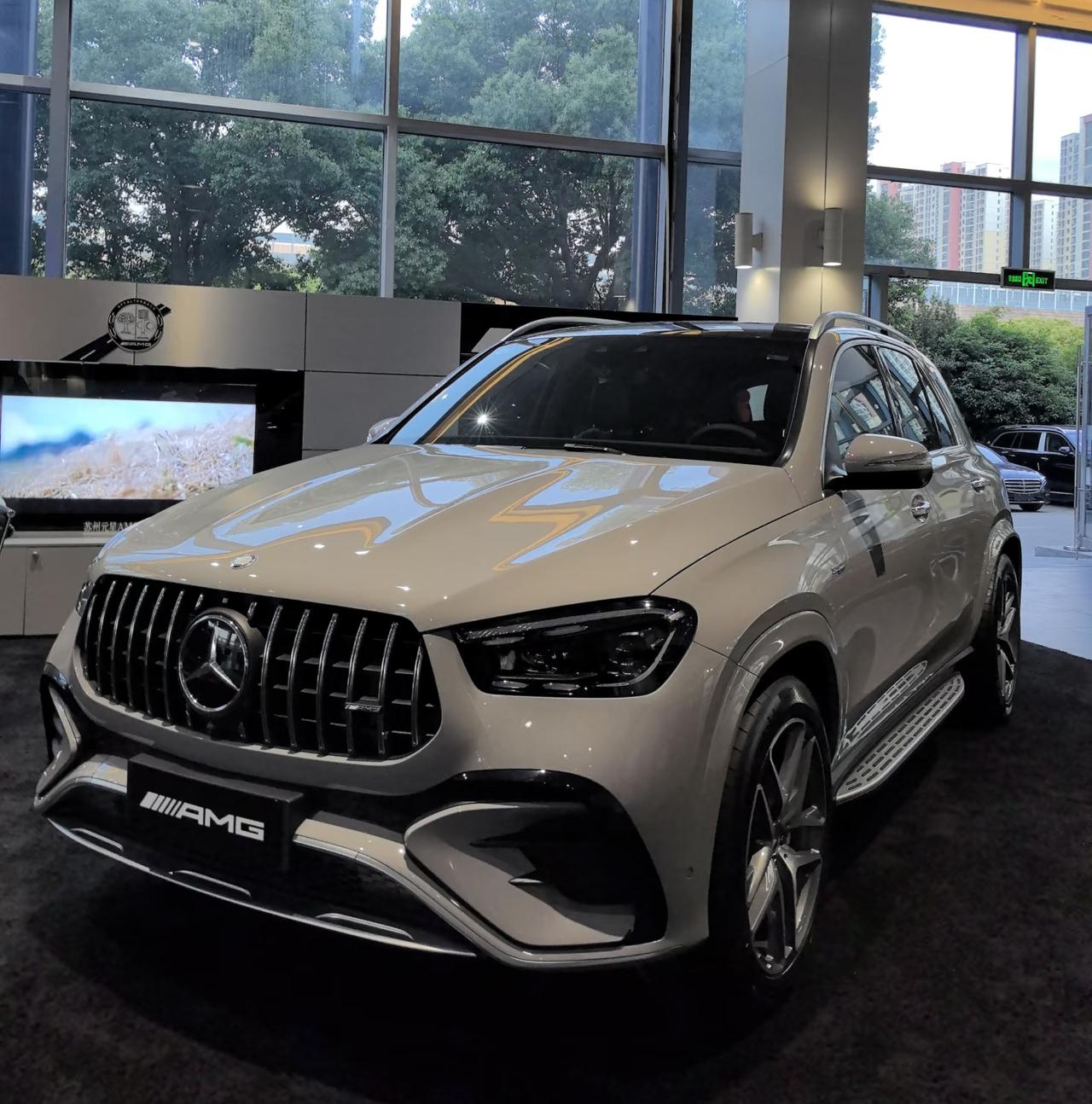 奔驰GLE53AMG所搭载的3.0升直列六缸发动机，配备了双涡管涡轮增压与4