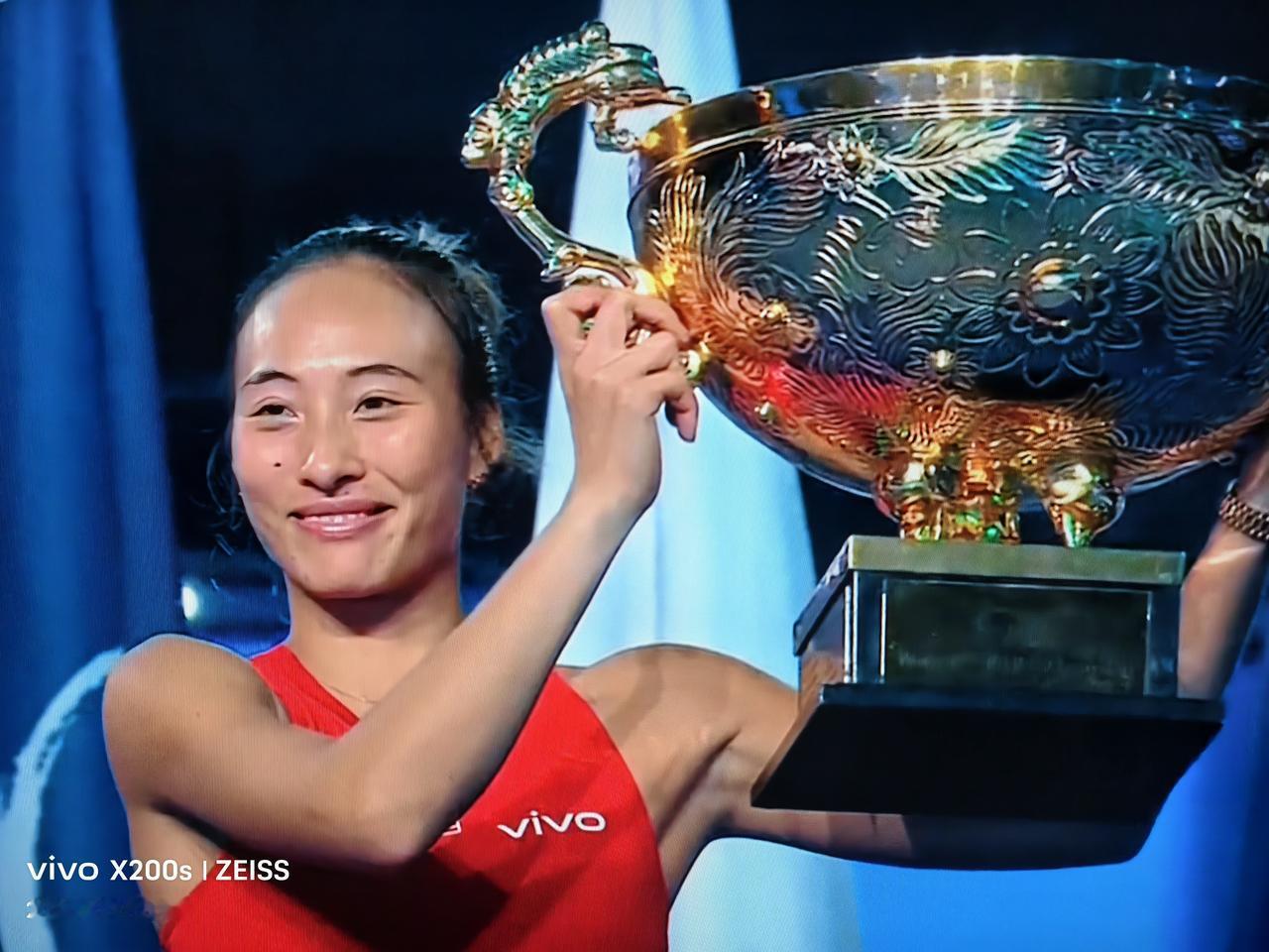 里程碑，郑钦文2-0击败“天才少女”，首夺中网冠军，斩获115万美元巨奖！