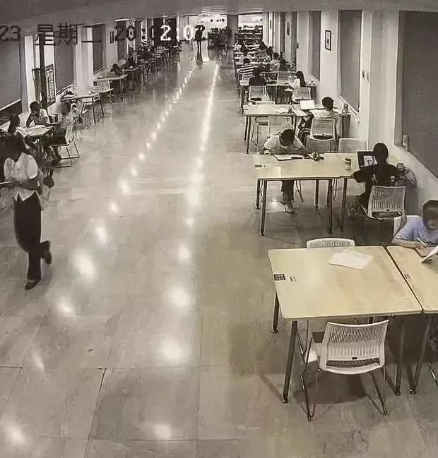 男大学生图书馆隔着裤子挠痒痒，被女生起诉“性骚扰”后，患上精神病。女生控诉男生