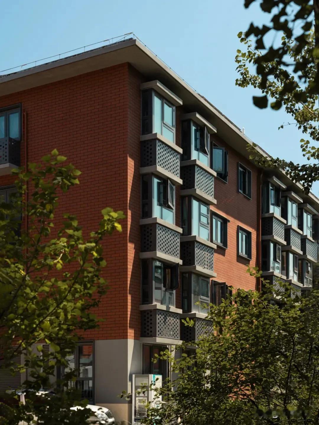 表妹在售楼处上班，说有套捡漏房让我抓紧入手：118平的小高层，学区房，原110万