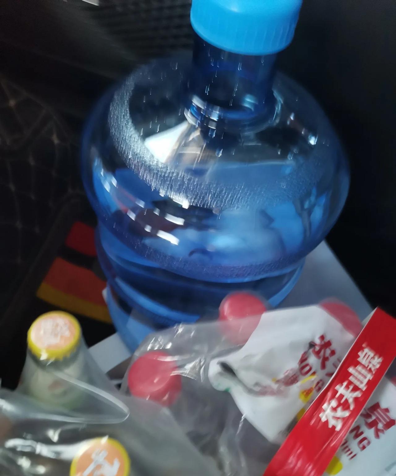出去就玩四天，老公要带这么多水。我们开的不是房车，只是轿车，每天都要住酒店的
