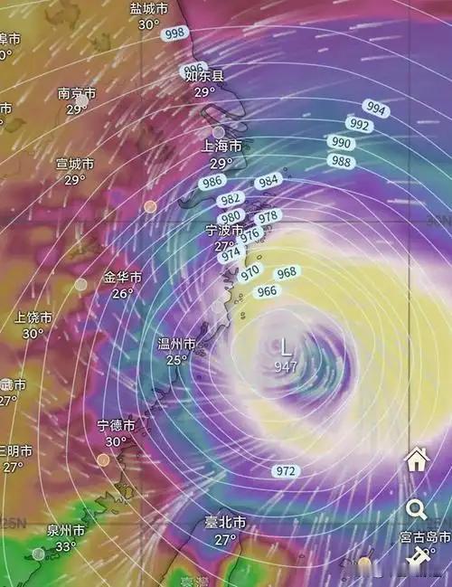 海水温度飙破30度，犹如给台风狂灌航空燃油！今年第13号台风“白海豚”爆发式增强