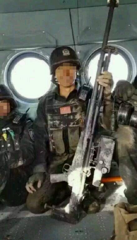 追捕阿克苏拜城煤矿杀人事件中的暴恐分子的乌鲁木齐市公安特警，这可能是QBU10首