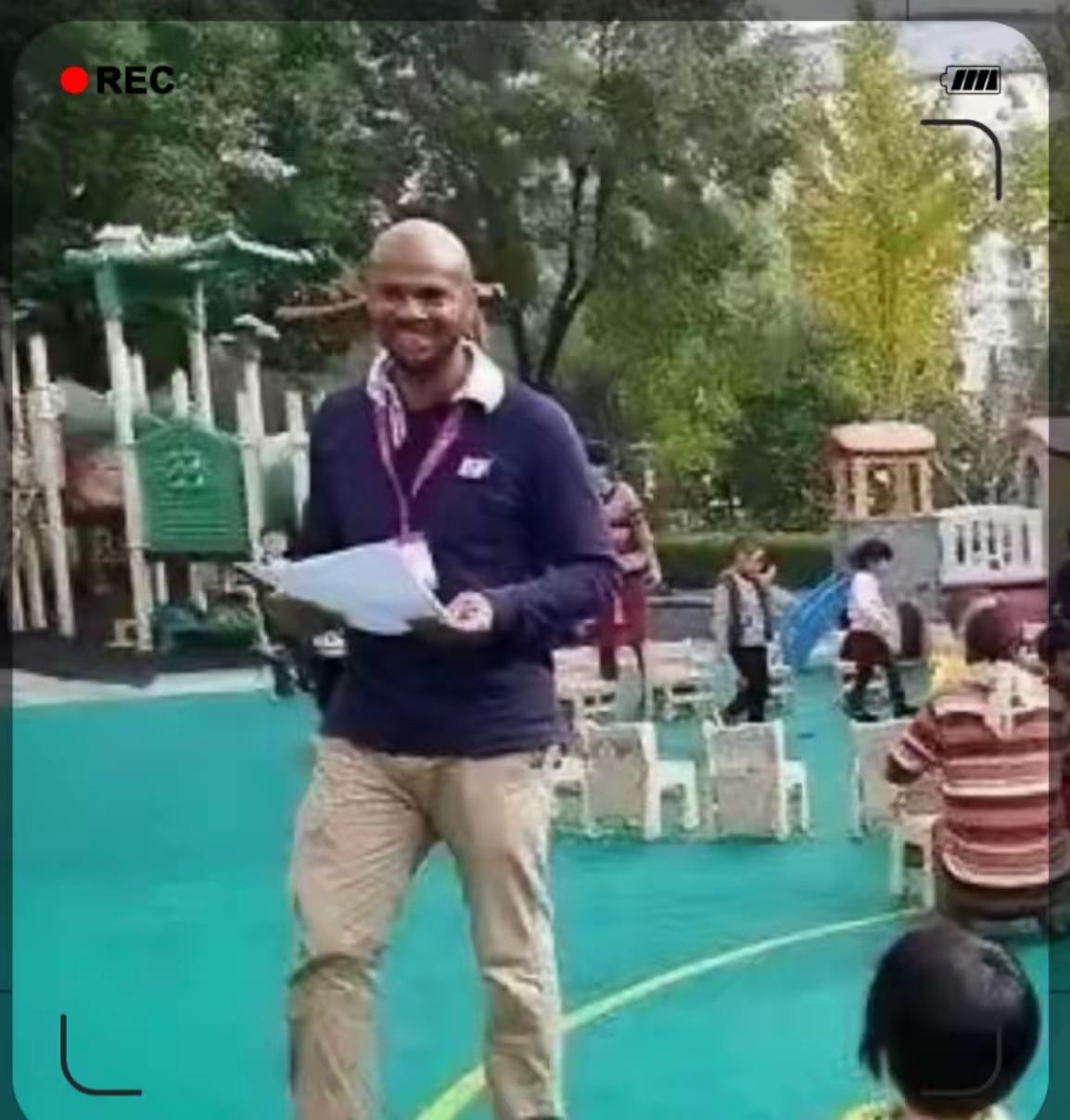 广州天河一幼儿园，一位妈妈看见园内有黑人男外教，当晚将孩子退园，她表示不关心外教