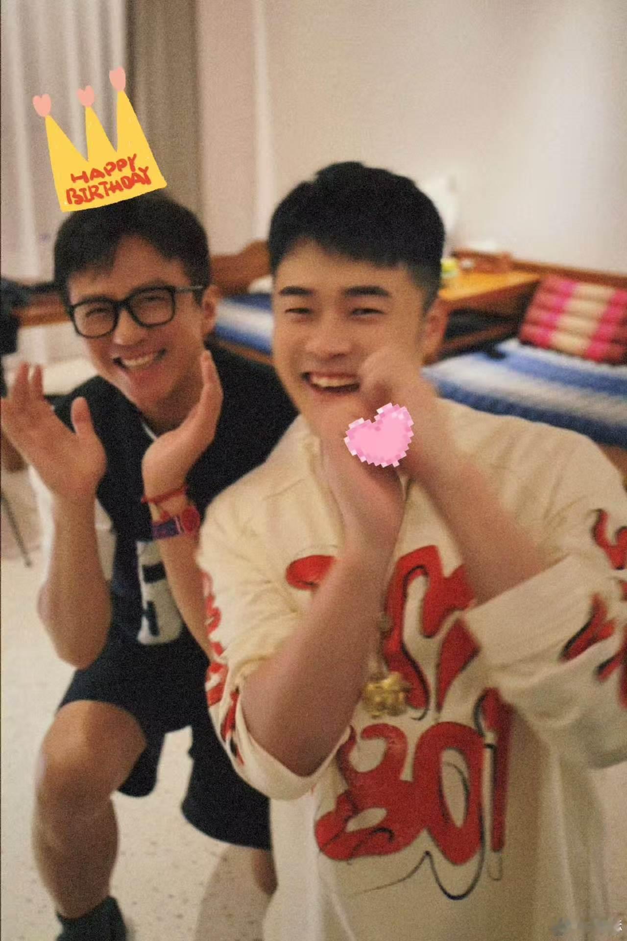 邓超陈赫鹿晗可以换头像了哈哈哈哈哈看着邓超鹿晗抬着陈赫的画面，真的忍不住提议三人