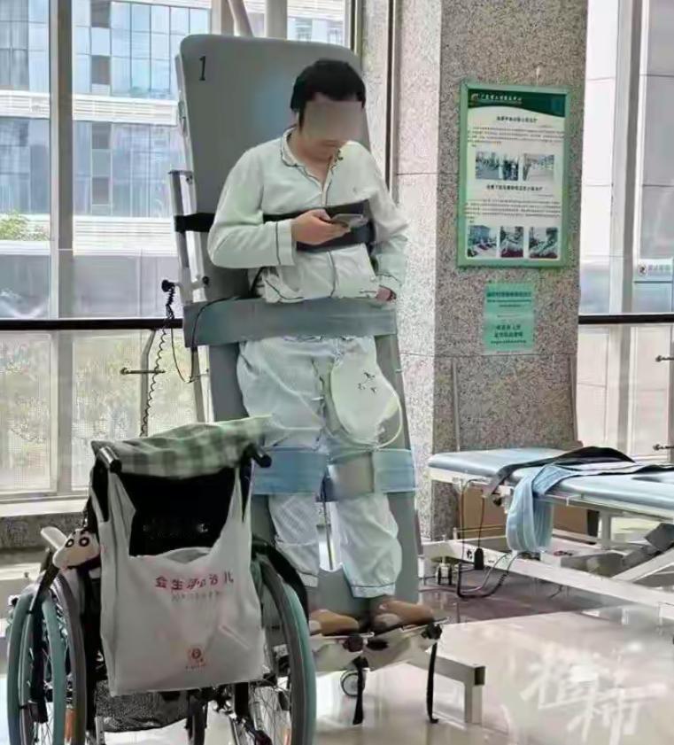 海南，小娜和她的男友小山决定趁着假期学习冲浪，两人报名了当地知名冲浪机构的课程。