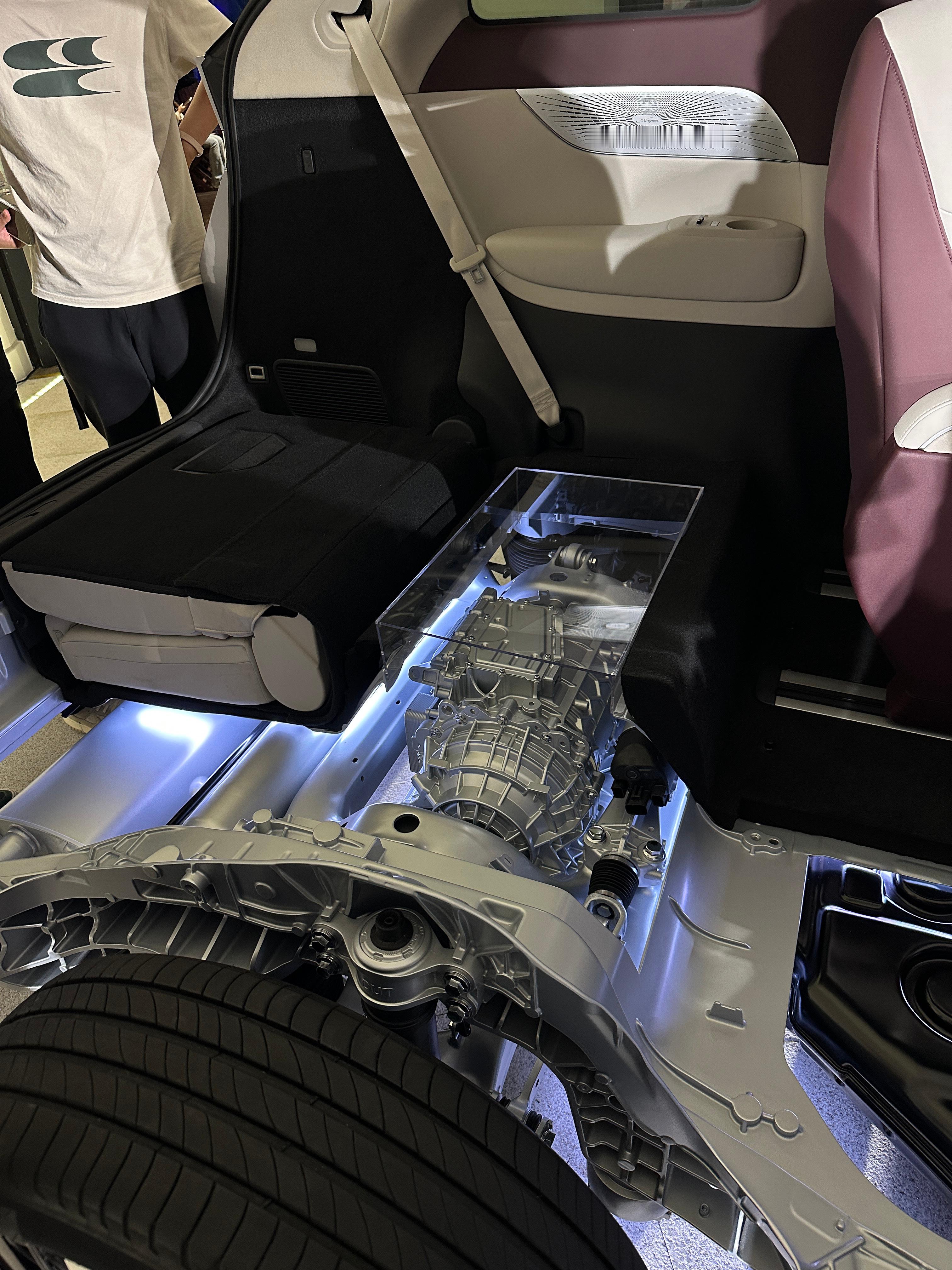 小鹏X9超级增程采用63.3kWh超快充磷酸铁锂大电池+全域800V高压碳化硅平