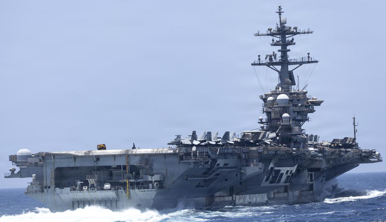 在“亚伯拉罕·林肯”号航母（CVN-72）上服役的美国水兵和海军陆战队员家属对家