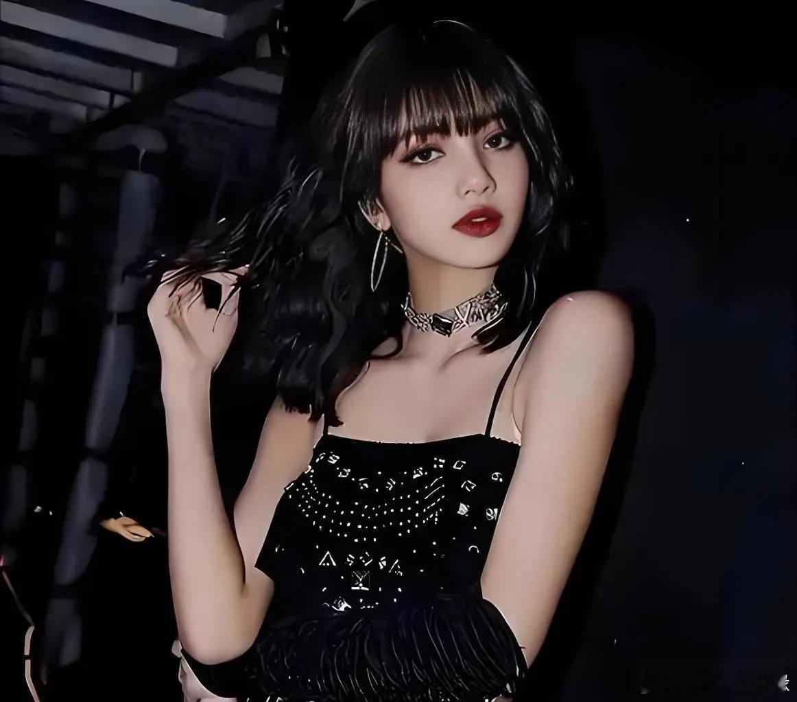 lisa演出造型惹争议顶流爱豆Lisa又因造型炸上热搜！科切拉的银色蜥蜴装、高雄