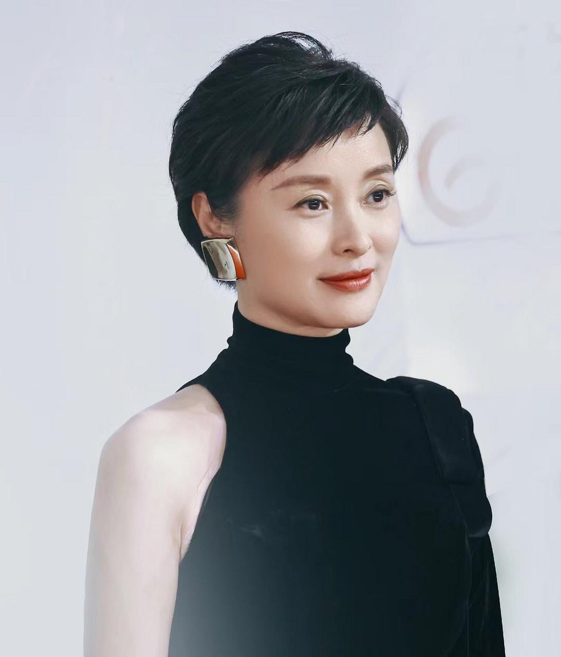 演员吴越说：“胡歌是实打实的谦谦君子，私下待人处事格外舒服。但凡和他合作过的圈内
