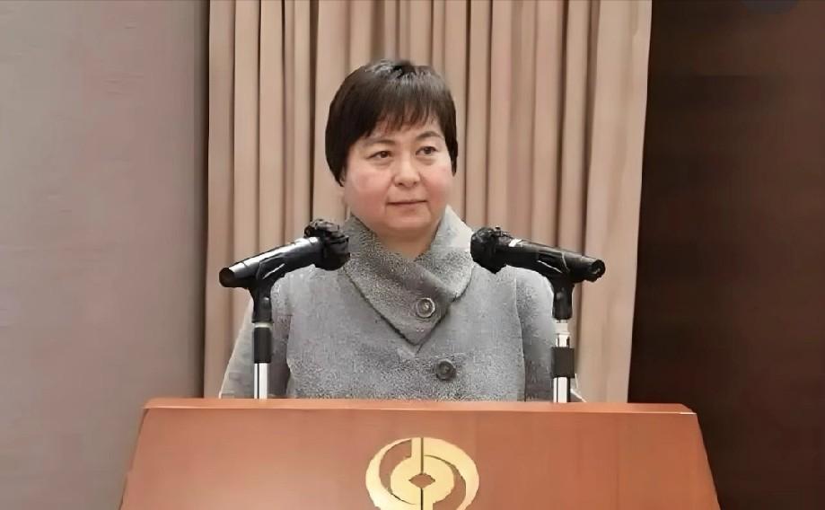 现在最伤心的人，估计就是何猷君了吧，他最爱的姐姐何超蕸离开了，虽然是同父异母