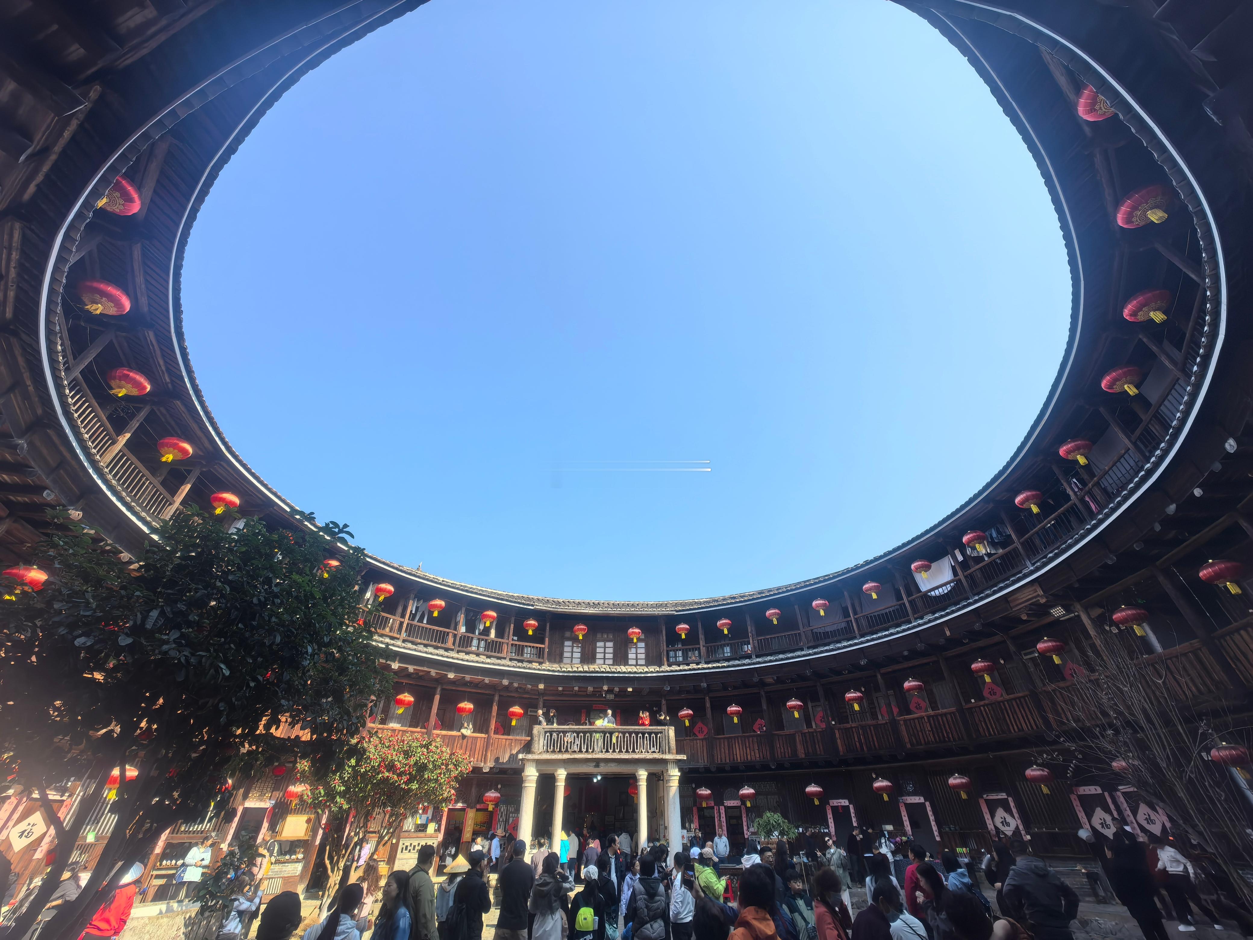 《2026马年新春游永定土楼》环楼百丈抱青云，福字高悬瑞气氲。且借土墙藏岁暖，一