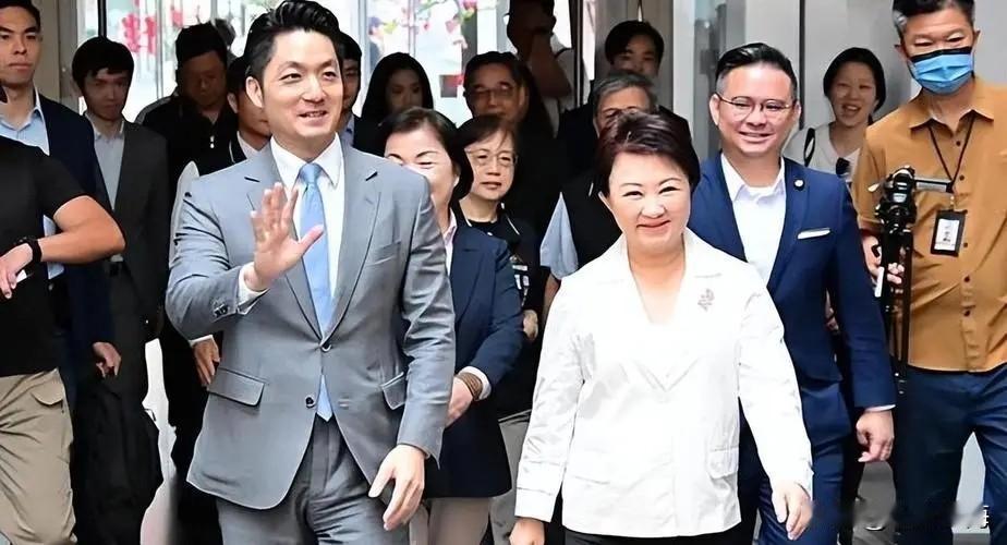 卢秀燕、蒋万安突然改变行程，将与傅崐萁等蓝委再度见面召开记会！日前，在郑丽文
