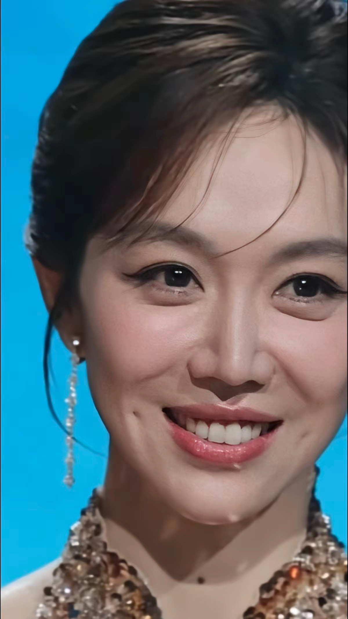 姜妍的漂亮让我有种漂亮在人间的感觉，很多网红明星的那种漂亮，让我有那种靓的很假，