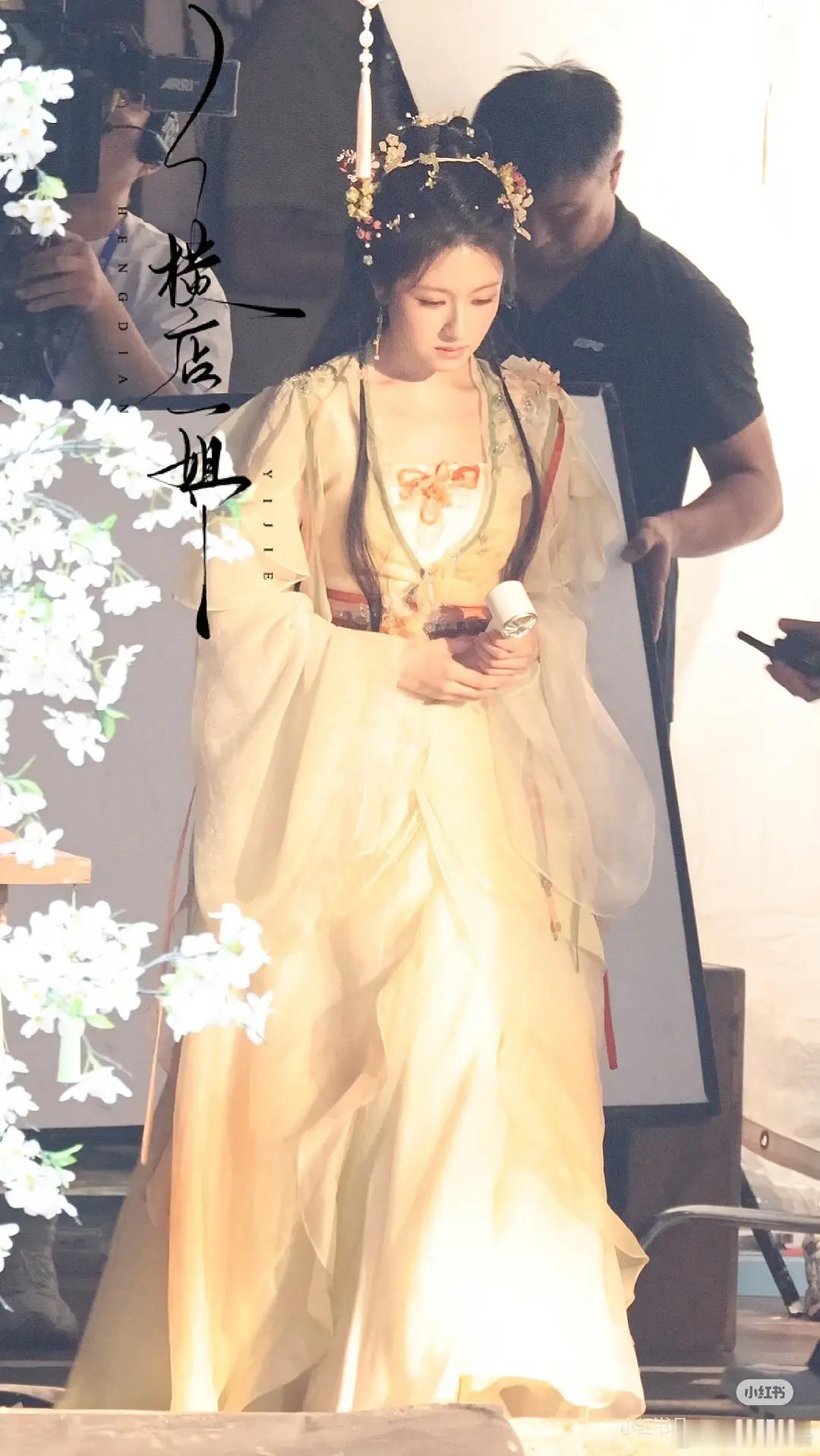 兰迪这次终于也是搞到好的服化道了。