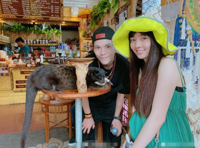 郭碧婷父亲果真是帅哥一枚，即使老了生病了气质也儒雅，难怪生得郭碧婷这么漂亮。