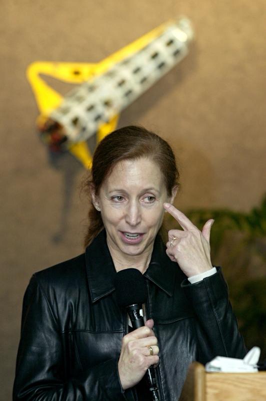 “女航天员回地球后禁止生育”这简直是无稽之谈！太空飞行确实会给人体带来挑战，像