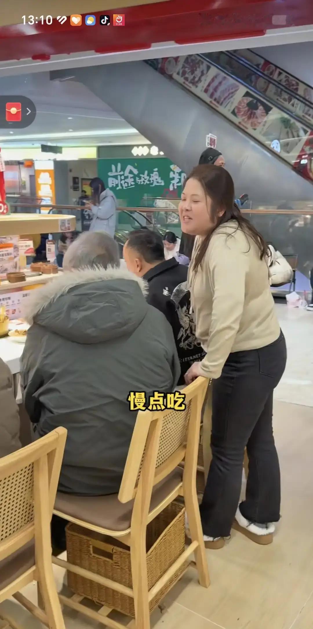 带着一大家子人去吃火锅，结账，八百多块姐姐开车，分了两趟才把爸妈、侄女这一大家