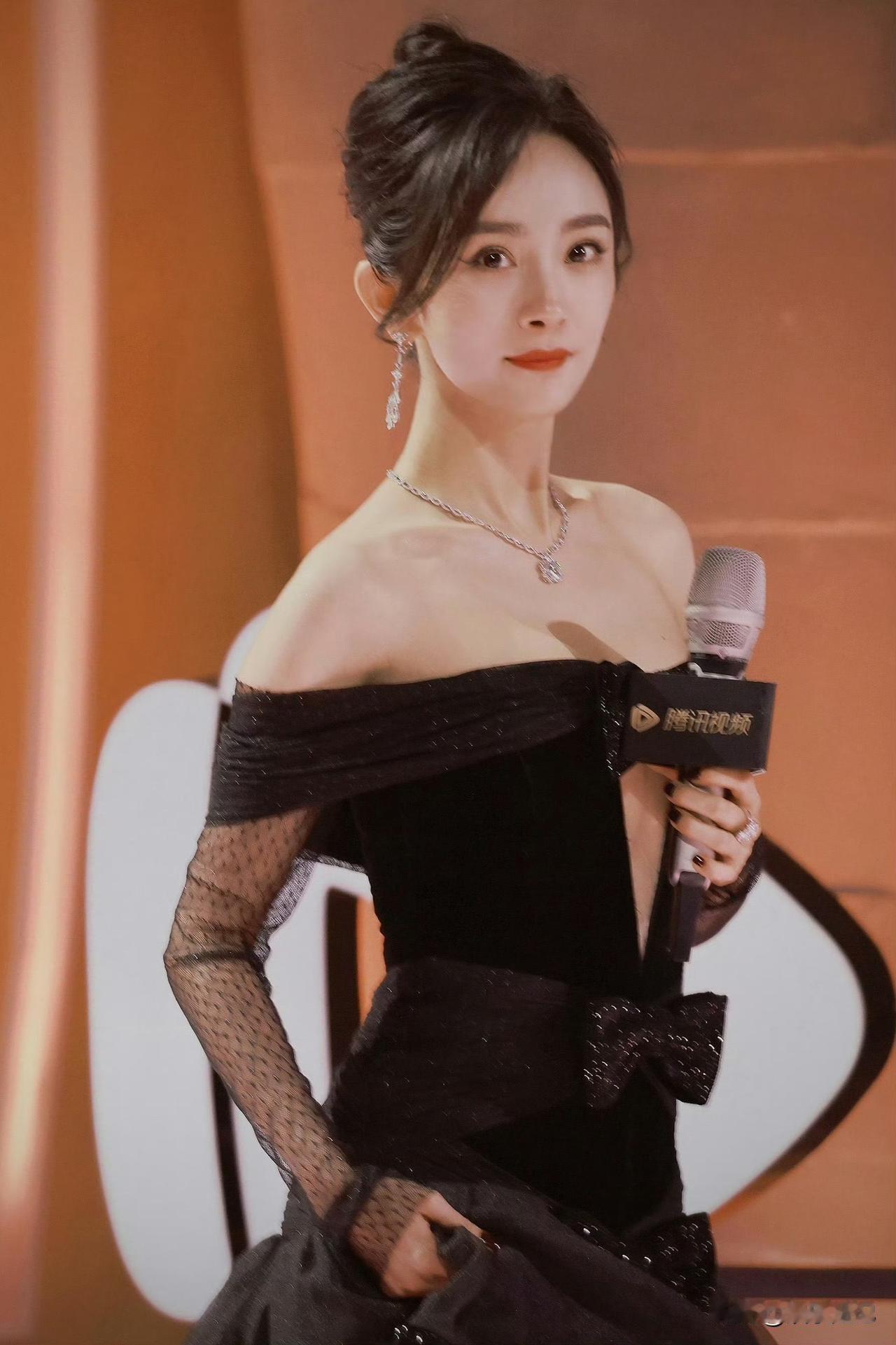 杨幂腾讯视频拾光盛典内场黑色纱裙[爱心][爱心]