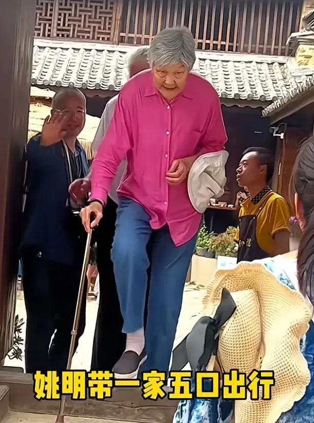 姚明一家五口出行确实太吸睛了。姚明2米26，他爸爸2米08，妈妈1米88，老婆1
